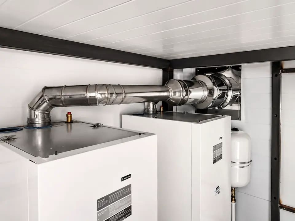 Газовый котёл с металлическим участком системы отвода